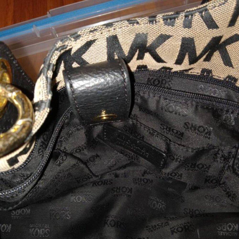 Micheal Kors Shoulder Bag - Picture 5 of 8